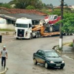 Um guindaste foi necessário para erguer nossa torre