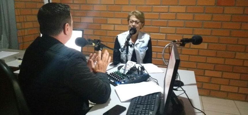 João Carlos Gonçalves entrevistando a Secretaria da Educação Rosangela Barauna
